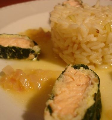 saumon en robe d'épinards et riz pilaf