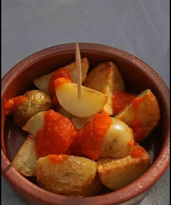 Patatas bravas et chorizo au vin rouge Tapas
