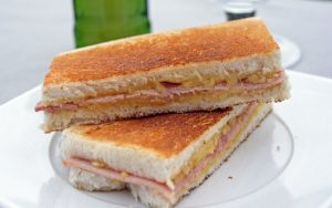Sandwichs toastés au fromage au jambon