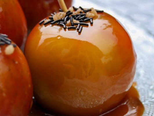 Toffee apples (pommes d'amour)