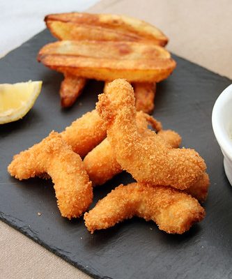 scampi, chips et sauce tartare (beignets de crevettes, plat des pub anglais)