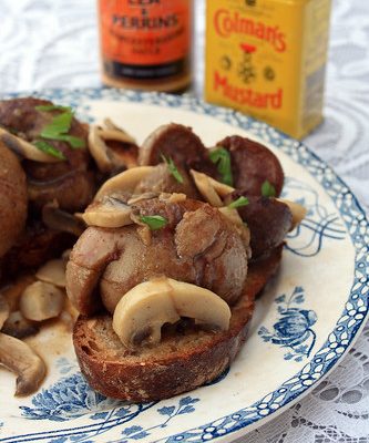 Devilled kidneys on toast (rognons sauce diable du full breakfast anglais)