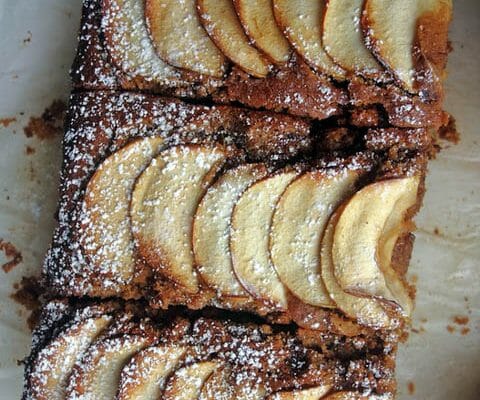Gâteau aux dattes (Spiced toffee apple cake)